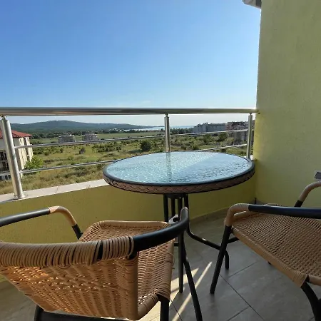Апартаменты Laguna Sunset Appatments, Sea And Mountain View